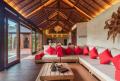 Solid tropical wooden houses. Casa de madera tropical maciza