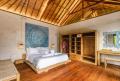 Solid tropical wooden houses. Casa de madera tropical maciza